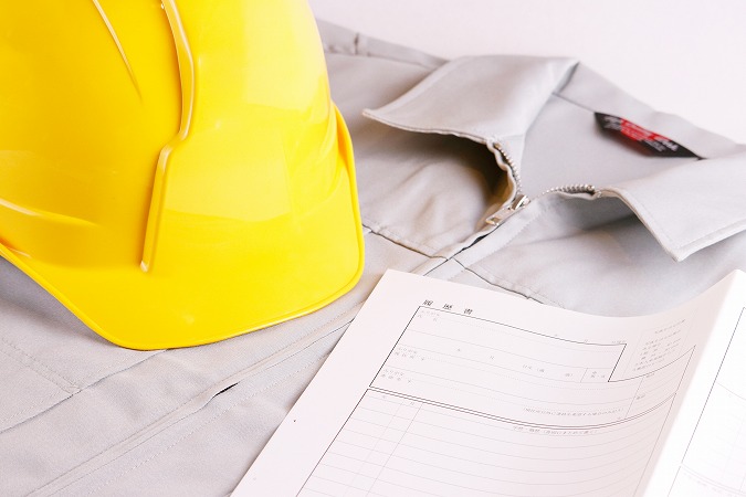 ヘルメットと作業服と履歴書